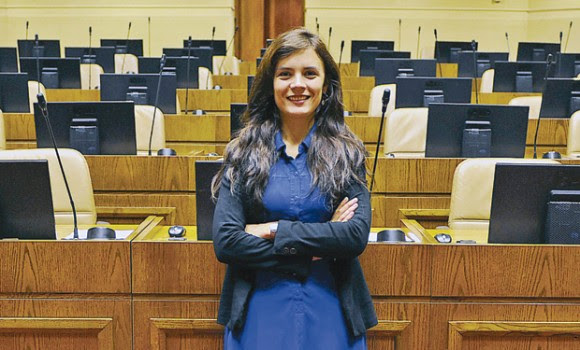 El exdiputado del derechista partido por la democracia (ppd) de chile, jorge schaulsohn, criticó en su cuenta de la red social twitter a la diputada camila vallejo por asistir con su hija a una. Camila Vallejo Las Mujeres Podemos Avanzar Solas Pensando Americas