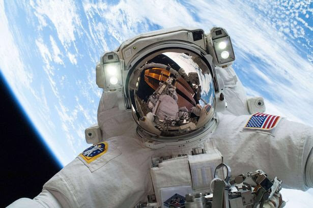 新着iphone 壁紙 宇宙飛行士 アニメ画像