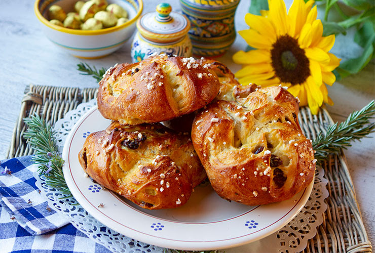 These holiday loaves are a welcome. Pan Di Ramerino Tuscan Easter Sweet Buns Italian Food Forever