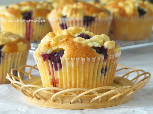 Nasi Lemak Lover: Blueberry crumble cupcakes