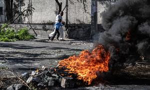 La gente protesta en las calles de Puerto Príncipe, en Haití, país devastado por la crisis