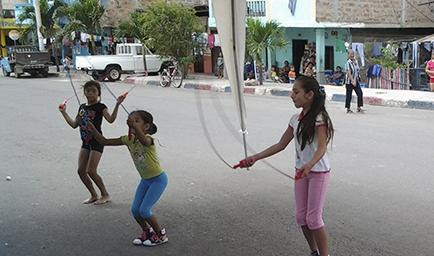 Un juego de mesa donde se usa unas fichas rectangulares, de color blancas por la cara y negras por detras, divididas en dos cuadrados. Juegos Tradicionales Del Ecuador Todo Lo Que No Sabias De Ellos