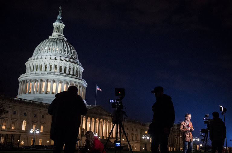 Periodistas fuera del Capitolio informó la noche del martes en las elecciones de medio término.