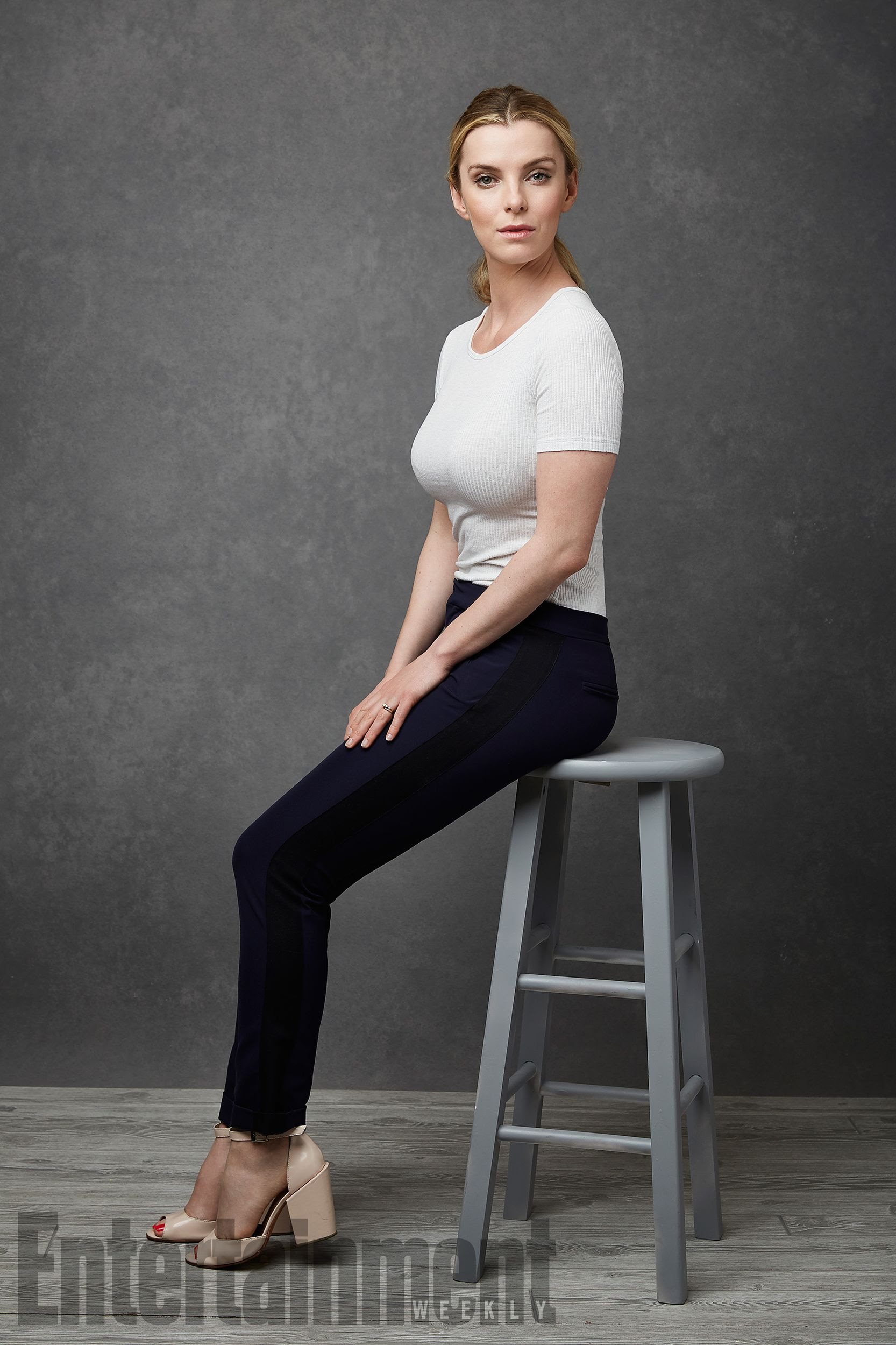27 Images Of Betty Gilpin Swanty Gallery