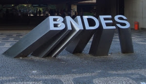 No BNDES vai  estourar mais um grande escândalo. O Ministério Público Federal está exigindo acesso a informações sobre empréstimos do BNDES. o TCU quer que o banco encaminhe ao órgão os processos de concessão da JBS-Friboi