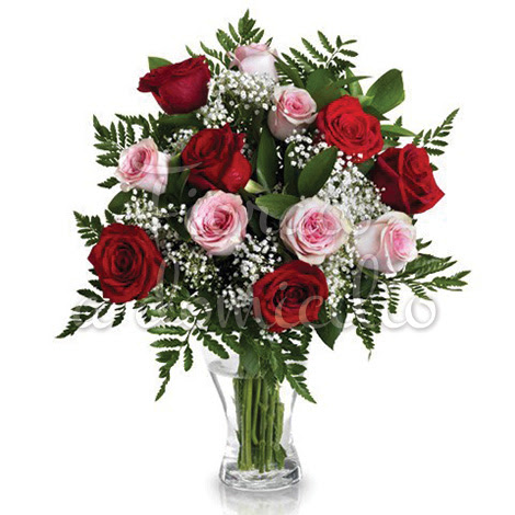 La solarità e la vivacità del mazzo di rose rosse e girasoli colpiscono già dal primo sguardo. Bouquet Di Rose Rosse E Rose Rosa Negozio Di Fiori Online