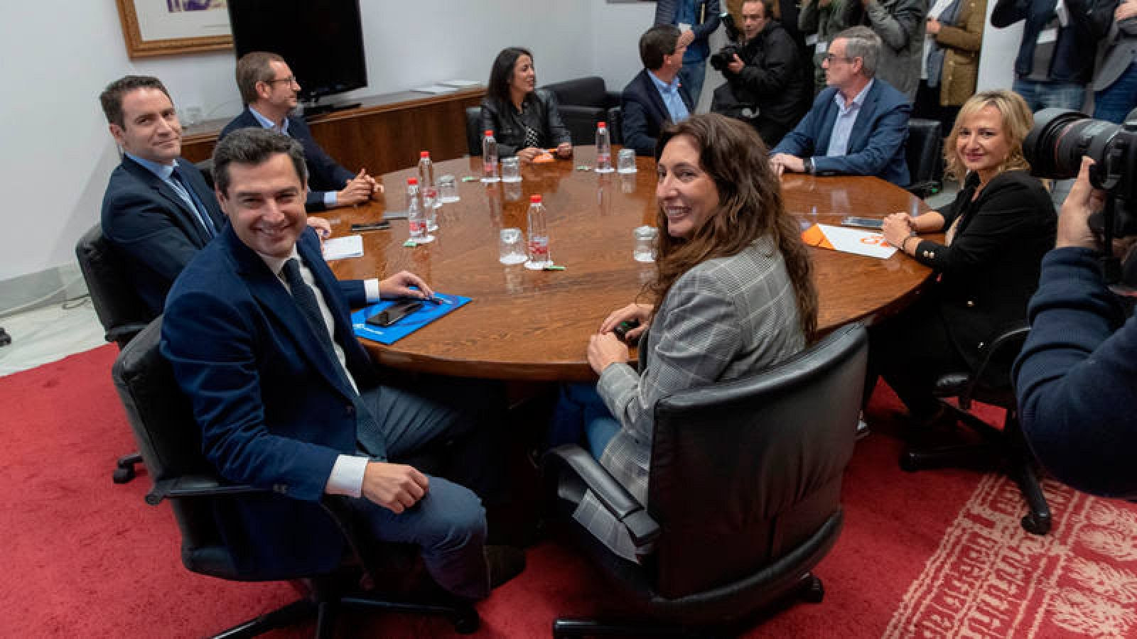 Imagen de los negociadores de PP y Ciudadanos en AndalucÃƒÂ­a. Efe/Julio MuÃƒÂ±oz