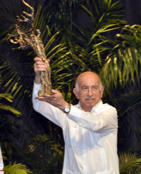 José Ramón Machado Ventura, Segundo Secretario Partido Comunista de Cuba y Vicepresidente de los Consejos de Estado y de Ministro, recibe de manos de Raúl Fornes, presidente de la Asamblea Municipal de Santiago de Cuba (I), un Reconocimiento Especial para  El Líder Histórico de la Revolución Cubana el Comandante en Jefe Fidel Castro Ruz, en la Sesión Solemne de la Asamblea Provincial del Santiago de Cuba, el 25 de julio de 2015. AIN FOTO/Marcelino Vázquez Hernández