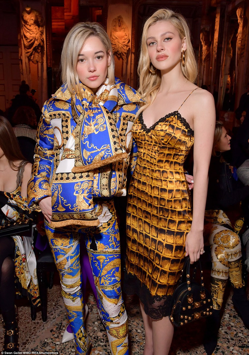 Pals de moda: Sarah colocou uma tempestade com a atriz Nicola Peltz, que mostrou sua figura esbelta com um vestido preto e dourado