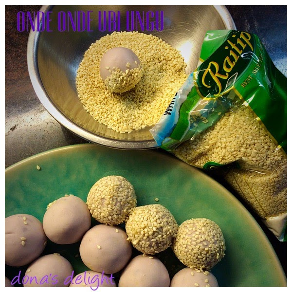 Tuang sedikit demi sedikit air hangat. Onde Onde Ubi Ungu Dona S Delight