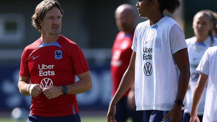 Football : 'On a encore une marge de progression', estime Laurent Bonadei, l’entraîneur adjoint des Bleues