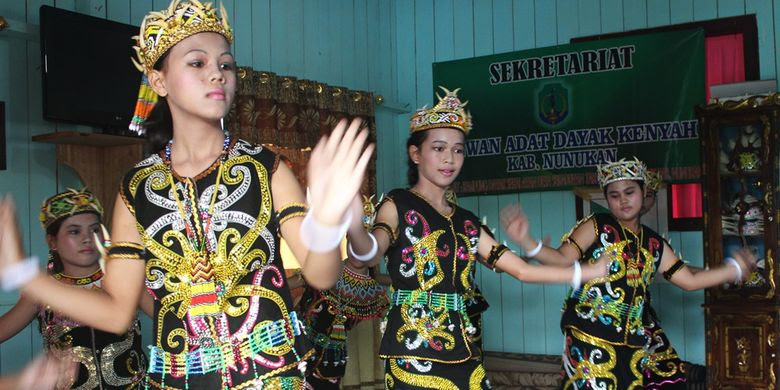 Tarian Dari  Suku  Dayak  Kalimantan 