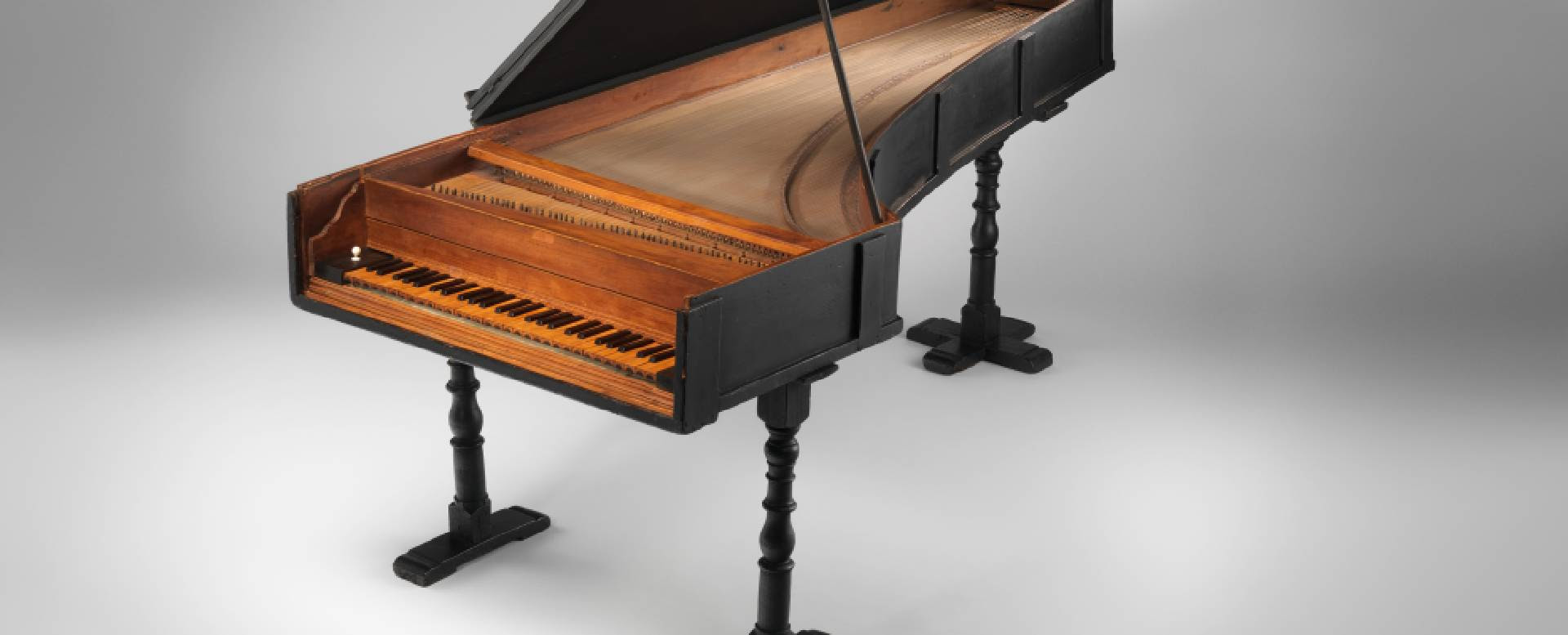 Piano de cauda, ​​o mais antigo dos três pianos existentes, de Bartolomeo Cristofori Cristofori.