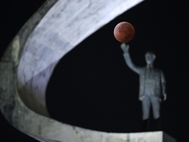 Eclipse lunar é visto em Brasília (Foto:  Ueslei Marcelino/ Reuters)
