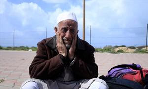 Abdullah Qarmout secándose las lágrimas durante una entrevista con Noticias ONU durante su viaje desde el norte de Gaza hacia el sur.