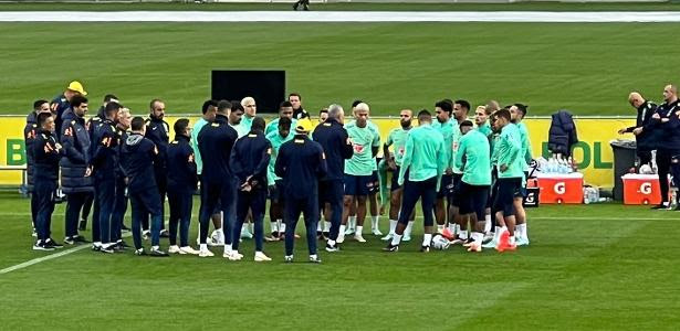 Tite passa orientações aos jogadores durante treino da seleção brasileira em Turim