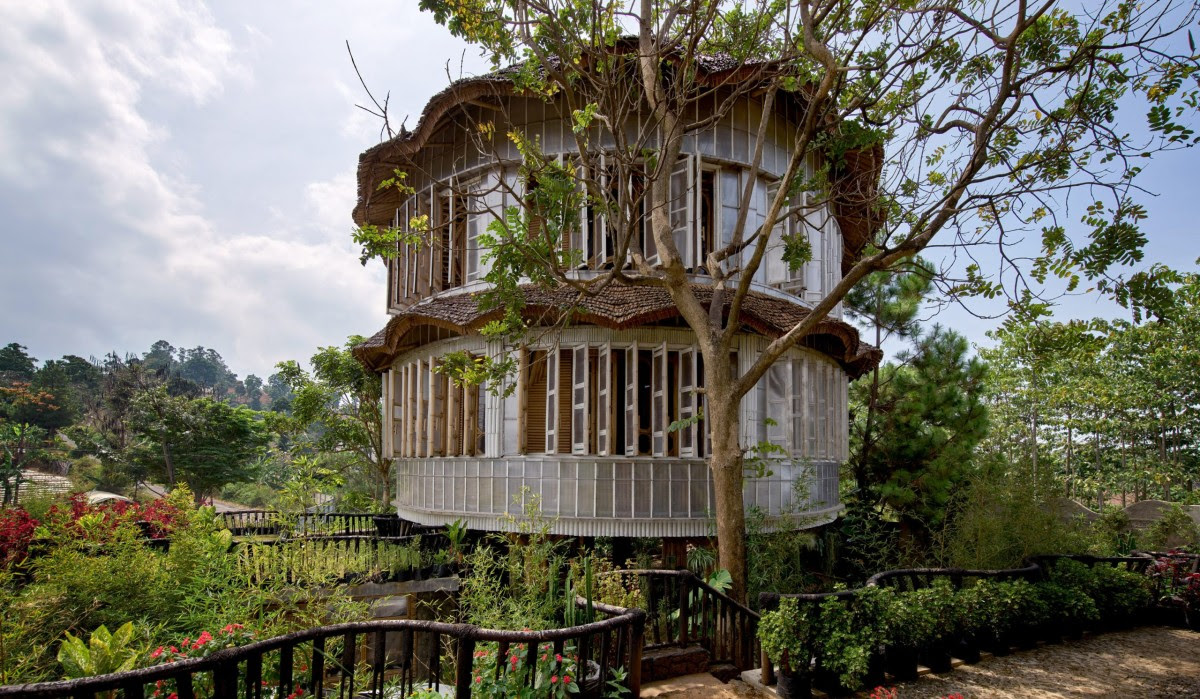 Edificio de tres plantas hecho de bambú
