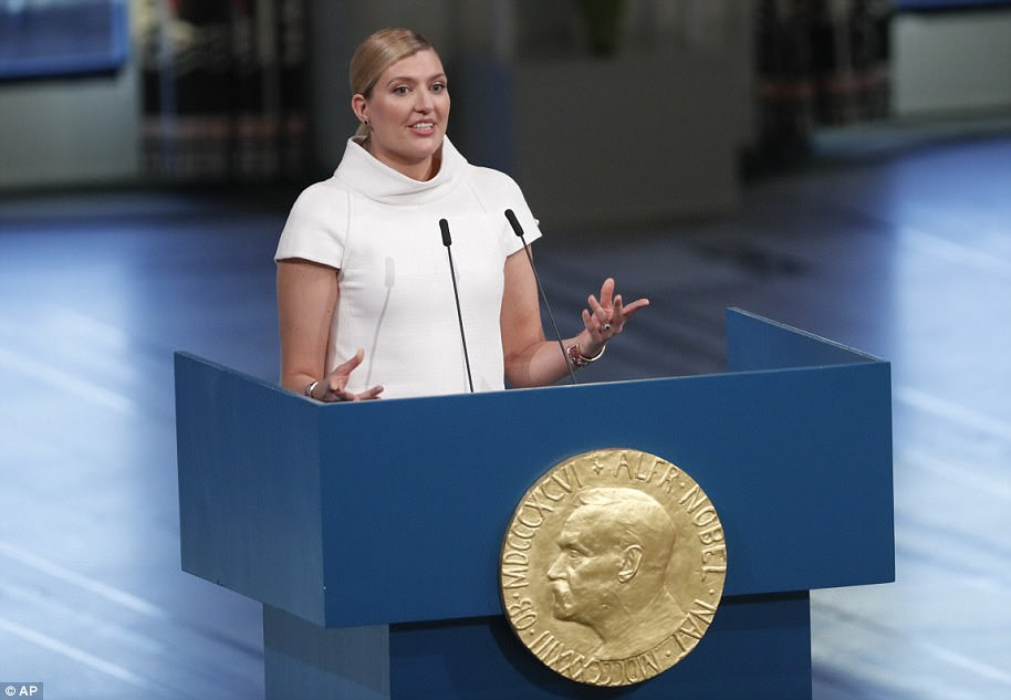 Beatrice Fihn, chefe da Campanha Internacional para Abolir Armas Nucleares, aceitando o Prêmio Nobel da Paz em nome do grupo anti-nuclear  