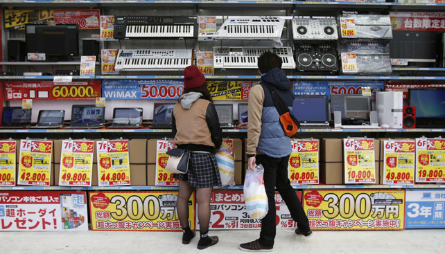 Un par de jóvenes, en una tienda de productos eléctrónicos en Tokio.