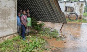 Niños en las ruinas de su escuela destruida por el ciclón Freddy en Mozambique.