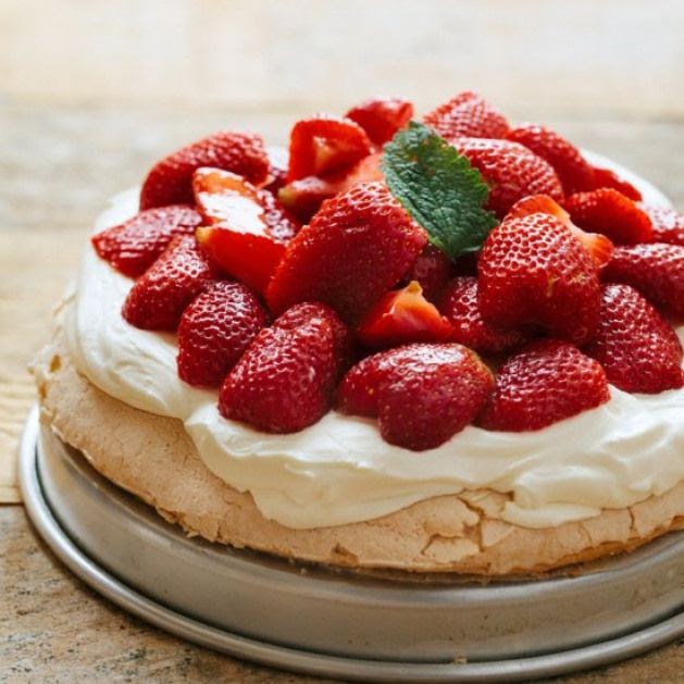 Pavlova With Meringue Powder : Meringue Pavlova with lemon curd and fresh berry | Pavlova ...