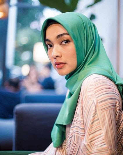 Foto Perempuan Berhijab Tampak Samping foto cewek cantik