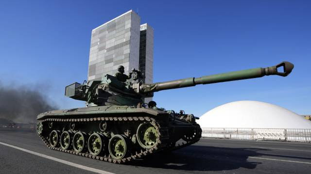 Bolsonaro atiça militância com tanques de guerra na Esplanada