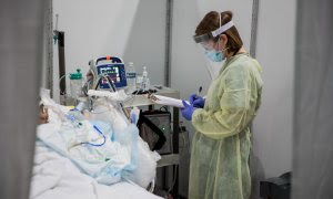 Enfermera en un hospital de Nueva York durante la pandemia de la covid-19. / EFE