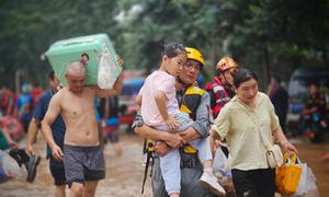 Un equipo de rescate civil evacúa a la población durante las inundaciones en Zhuozhou, en la provincia de Hebei, China.