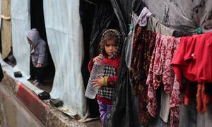 Una niña frente a su refugio en la ciudad de Rafah, en Gaza. 