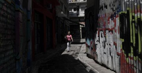 Una camarera lleva un café en la zona turística de Monastiraki, en Atenas. EFE/Yannis Kolesidis