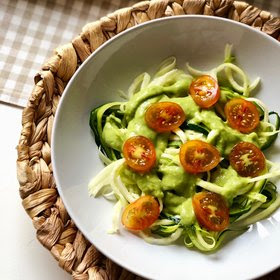 
  Noodles de calabacín con salsa de aguacate y tomates chery
