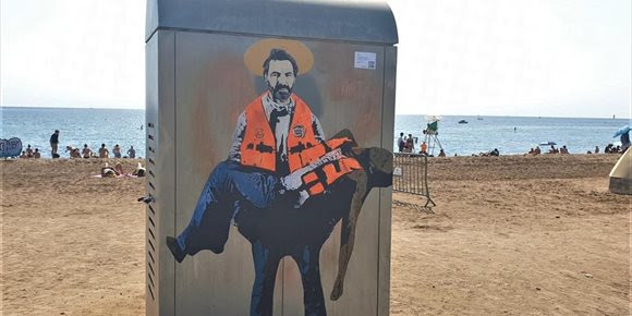 3. El artista urbano Tvboy pinta a Camps de Open Arms como un santo en la Barceloneta