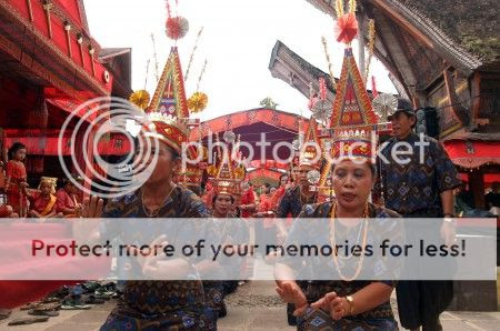 Tari Tarian Kedukaan Tana Toraja  Suku Toraja  Nino Rante