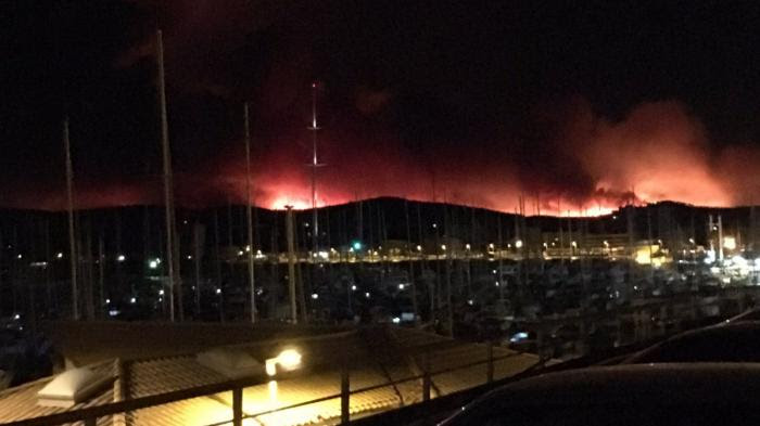 DIRECT. Incendies dans le Sud-Est : un nouveau feu signalé dans le Var, 10 000 personnes évacuées