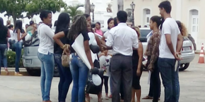 Wellington conversa com esposas de presidiários que protestam contra maus tratos em frente ao Palácio