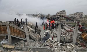 Los equipos de rescate buscan supervivientes en un edificio de Samada (Siria) destruido por el terremoto del 6 de febrero.