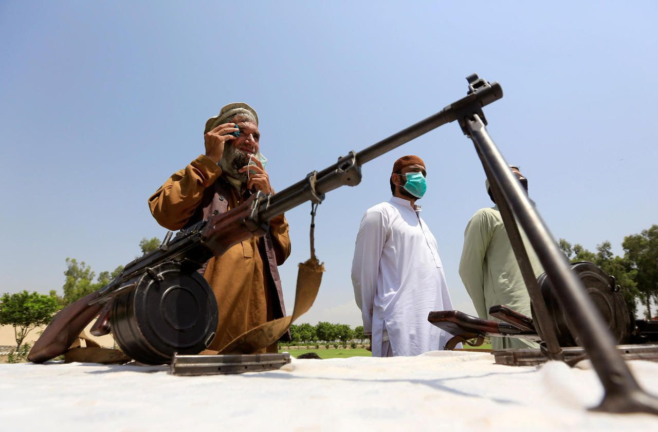 Les talibans sont arrivés ce dimanche à jalalabad, la capitale de la province du nangarhar, à 150 km de kaboul. Moscou A T Il Paye Des Talibans Pour Tuer Des Soldats Americains En Afghanistan Le Parisien