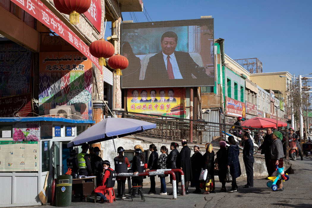 在中國國家主席習近平的視頻圖像下，是和田的許多個安全檢查站之一。