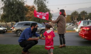 12/05/2021. Cristóbal Bellolio, candidato a la Asamblea Constitucional, hace campaña en la calle junto a su hija y su esposa, en Santiago de Chile. - Reuters