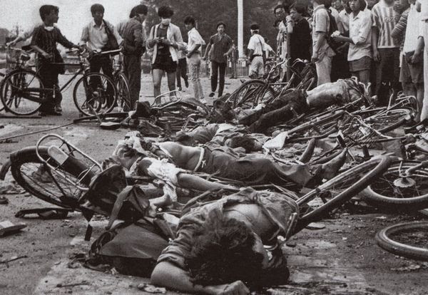 Người chết trên những chiếc xe đạp bị nghiến bẹp, cách Thiên An Môn không xa, rõ ràng là bị xe quân đội cán lên. Ảnh: GEO Epoche