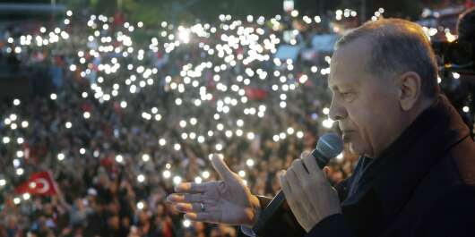 This handout photograph taken and released by the Turkish Presidency Press Office on May 28, 2023 shows Turkish President Recep Tayyip Erdogan addressing supporters gathered outside his residence following his victory in Turkish presidential election at Kisikli district in Istanbul. The head of Turkey's election commission on May 28, 2023 declared President Recep Tayyip Erdogan the winner of a historic runoff vote that will extend his 20-year rule until 2028. (Photo by MURAT CETIN MUHURDAR / TURKISH PRESIDENTIAL PRESS SERVICE / AFP)