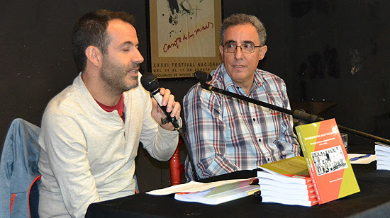 El periodista Fernando Sebastián, a la izquierda de la imagen, presentó el libro que reconoció haber leído ya tres veces. (© Foto: A. LUQUERO / Vallecasweb.com)