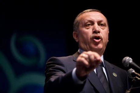 Νέο κύμα
διώξεων στην Τουρκία με
αποπομπή 15.000 δημοσίων
υπαλλήλων