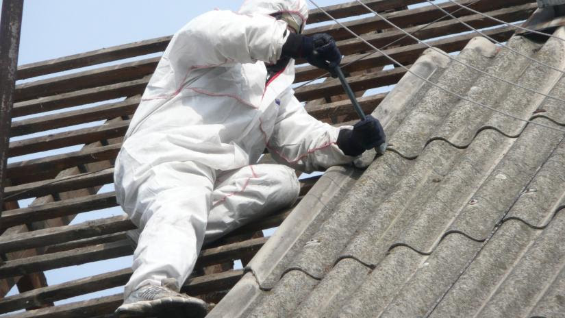Azbest se kao izolacijski materijal još uvijek može naći u nekim građevinama, ali se upotrebljavao i u oblogama kočnica te za brtvljenje cijevi i bojlera (npr. Rusza Program Usuwania Azbestu Jelenia Gora Oficjalny Portal Internetowy