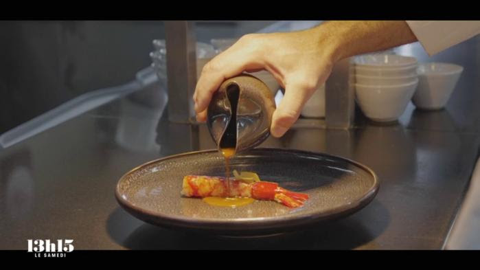 VIDEO. "Je me suis tout de suite dit que c'est ici qu'on va créer quelque chose" : dans le restaurant étoilé de Glenn Viel, une céramiste crée sur place une assiette pour chaque plat