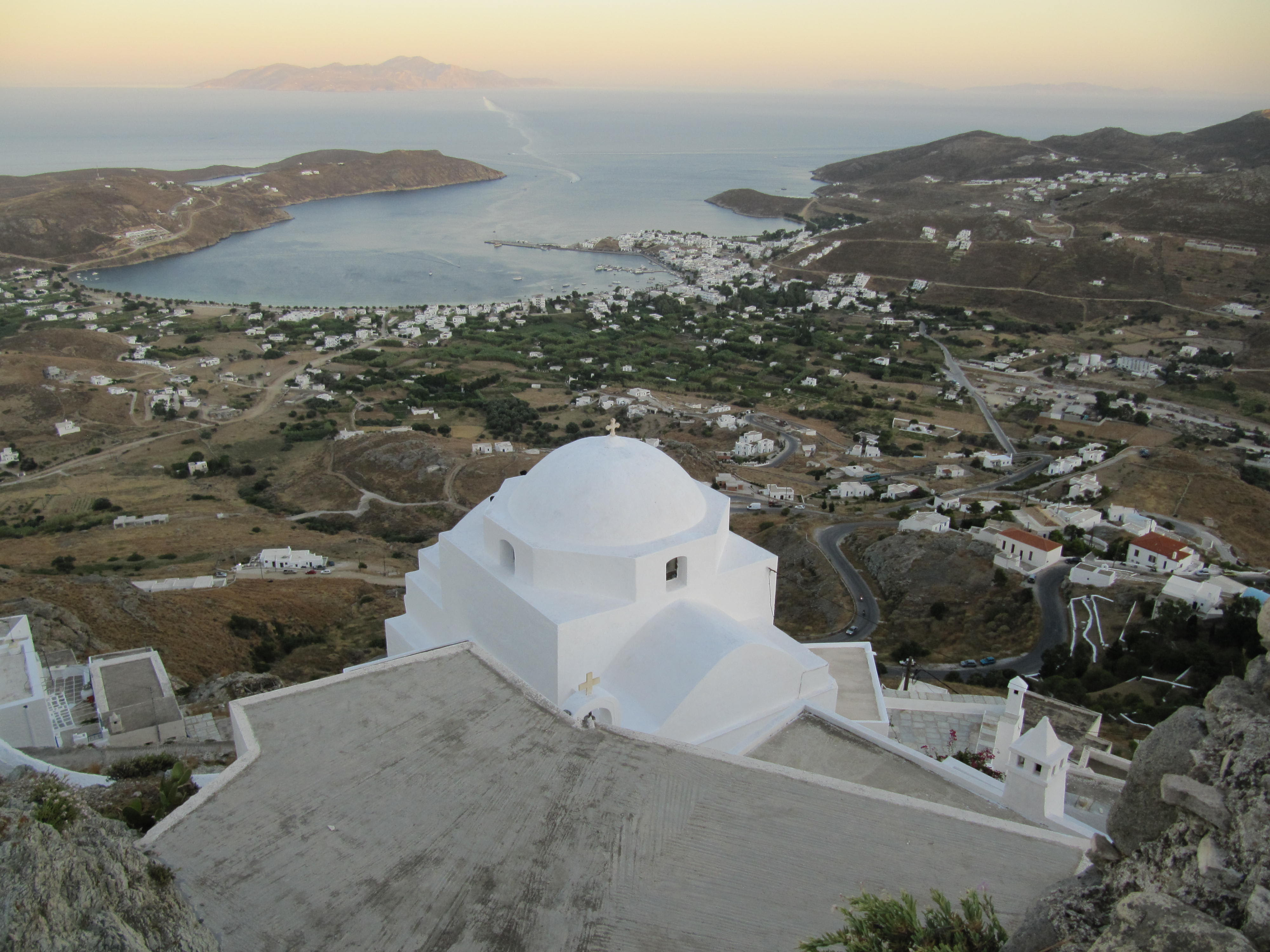 Σαλάτα με πράσινα λαχανικά, σως βαλσάμικο, σουσάμι, παρμεζάνα & ντοματίνια. Agios Iwannhs O 8eologos Agios Ioannis Theologos Photo From Serifos In Serifos Greece Com