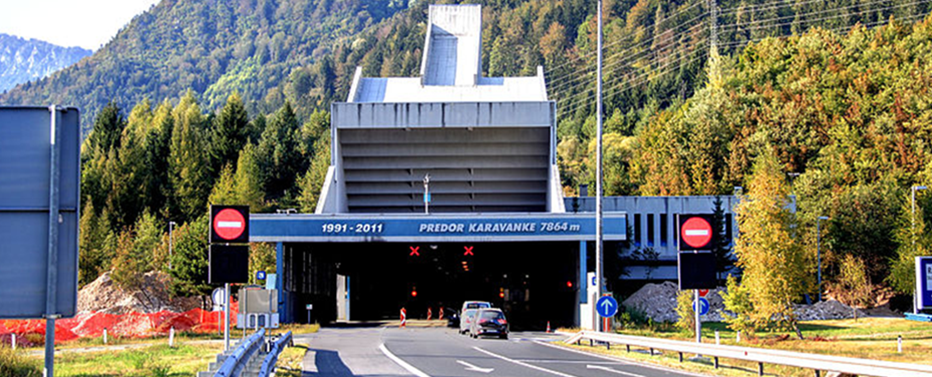 De tunnel is enkelbuizig en is 7.864 meter lang. Karawankentunnel Autobahn Die Alpen