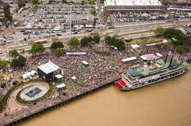 RITMO. Una orquesta callejera, de ronda nocturna por el Barrio Francés de Nueva Orleans, famoso por sus balcones de hierro forjado, legado de su pasado español.  /  TODD COLEMAN /NEW ORLEANS  CONVENTION&VISITORS BUREAU