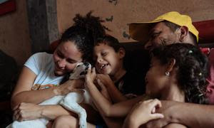 Una familia de refugiados venezolanos vive en Guayaquil, Ecuador.